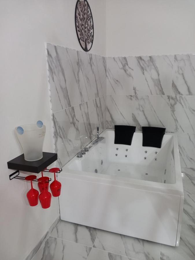 Jacuzzi Suite King Marsala Exterior foto